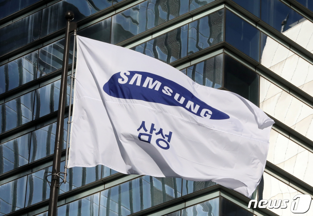 (서울=뉴스1) 박세연 기자 = 5일 오후 서울 삼성전자 서초사옥에 삼성 깃발이 펄럭이고 있다. 2022.12.5/뉴스1 Copyright © 뉴스1. All rights reserved. 무단 전재 및 재배포 금지.