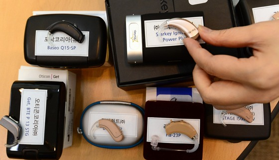 = 소비자시민모임 직원이 지난 22일 정부세종청사 공정거래위원회 기자실에서 보청기 가격·품질 비교정보 브리핑을 하고 있다. 2016.7.22/뉴스1  