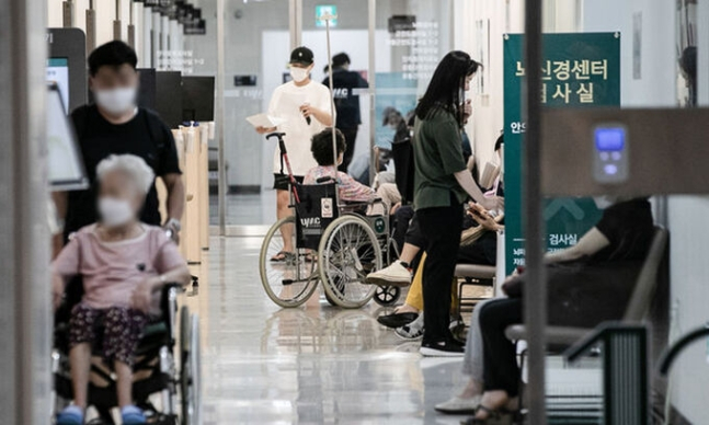 병원에서 환자들이 진료를 받기 위해 대기하고 있다. /사진=뉴시스 