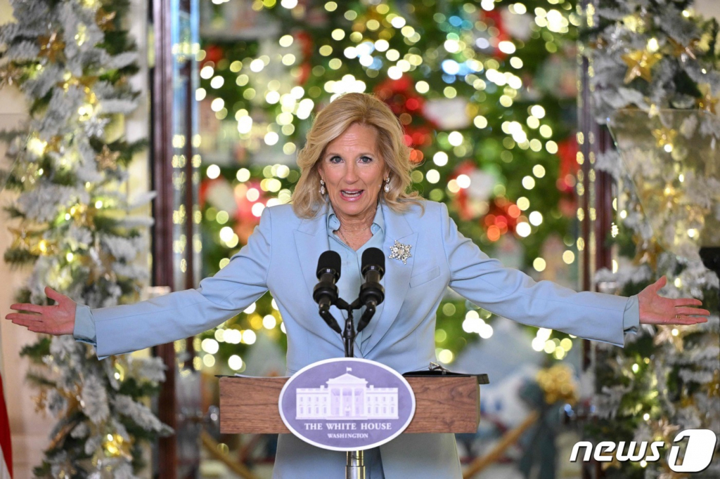 (워싱턴 AFP=뉴스1) 정지윤 기자 = 미국 영부인 질 바이든 여사가 27일(현지시간) 미국 워싱턴DC의 그랜드 로비에서 열린 2023 백악관 연말연시 장식 공개 행사에서 연설을 하고 있다. 2023.11.28   ⓒ AFP=뉴스1  Copyright © 뉴스1. All rights reserved. 무단 전재 및 재배포,  AI학습 이용 금지.