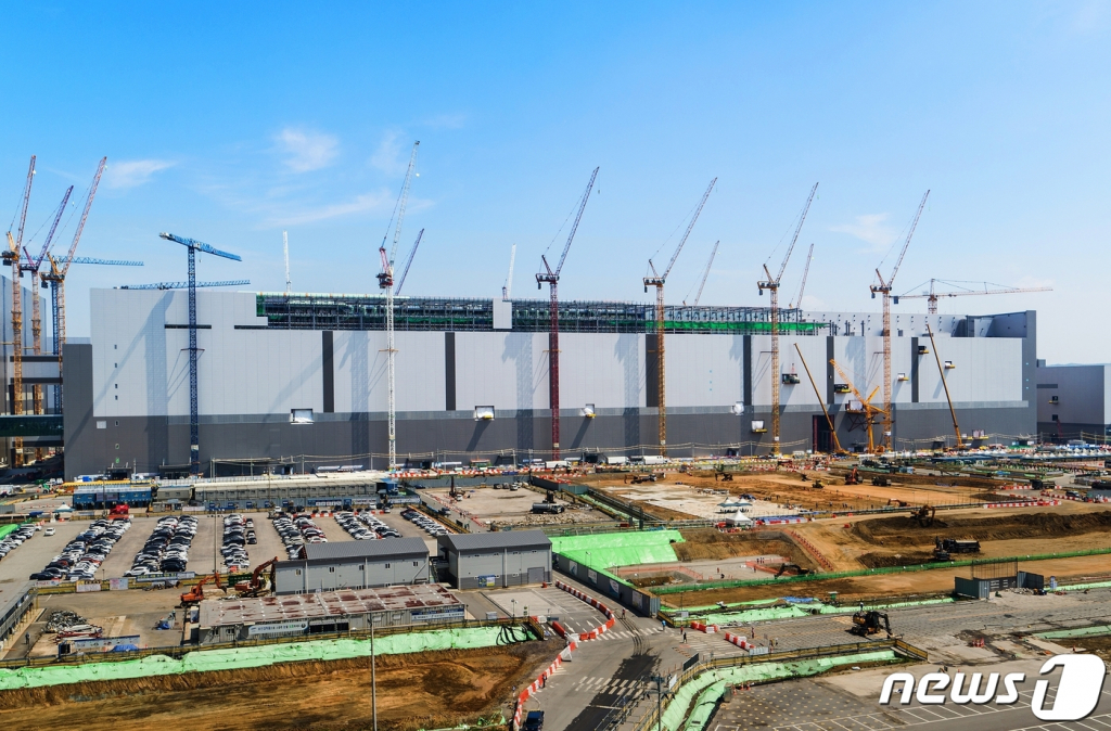 (서울=뉴스1) = 삼성전자가 평택캠퍼스 2라인에 낸드플래시 메모리 생산라인을 구축하는 투자를 단행한다고 1일 전했다. 2021년 하반기 양산을 시작할 계획이다. 투자 규모는 7조에서 8조 규모로 추산된다. 사진은 평택캠퍼스 P2 라인 전경. (삼성전자 제공) 2020.6.1/뉴스1  