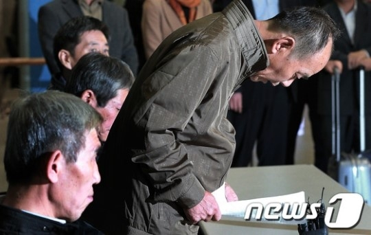 제미니호 한국인 선원 4명이 인천국제공항에서 가진 인터뷰에서 "국민들께 진심으로 감사하다"며 인사하는 모습. /사진=뉴스1