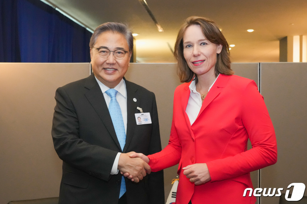 (서울=뉴스1) = 박진 외교부 장관(왼쪽)이 9월 22일(현지시간) 미국 뉴욕에서 열린 제78차 유엔총회 계기 한·네덜란드 외교장관 양자회담에서 브라윈스 슬롯 네덜란드 외교장관과 기념촬영을 하고 있다.(외교부 제공) 2023.9.24/뉴스1 