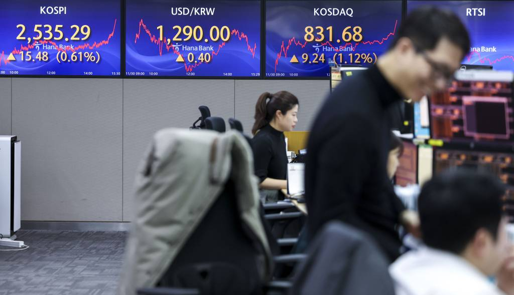 코스피가 전 거래일(2519.81)보다 15.48포인트(0.61%) 상승한 2535.29에, 코스닥지수는 전 거래일(822.44)보다 9.24포인트(1.12%) 오른 831.68에 거래를 종료했다. 서울 외환시장에서 원·달러 환율은 전 거래일(1289.6원)보다 0.4원 뛴 1290.0원에 마감했다. 30일 서울 중구 하나은행 딜링룸에서 직원들이 업무를 보고 있다./사진=뉴시스