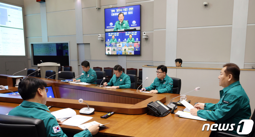 (서울=뉴스1) 김명섭 기자 = 이상민 행정안전부 장관이 30일 오전 서울 종로구 세종대로 정부서울청사에서 열린 경북 경주시 지진(규모 4.0) 관련 대비태세 중대본회의에서 모두 발언을 하고 있다. 2023.11.30/뉴스1 Copyright © 뉴스1. All rights reserved. 무단 전재 및 재배포, AI학습 이용 금지.