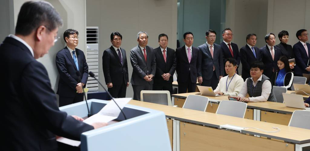 [서울=뉴시스] 조수정 기자 = 윤석열 대통령의 대통령실 정책실장실 신설 등 조직 개편안을 단행, 30일 김대기 대통령실 비서실장이 서울 용산 대통령실 청사에서 인사발표 관련 브리핑을 하고 있다. 왼쪽부터 김대기 비서실장, 이관섭 정책실장, 황상무 신임 시민사회수석, 한오섭 신임 정무수석, 박춘섭 신임 경제수석. 2023.11.30.