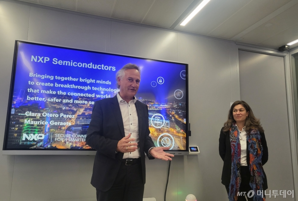 11월 8일(현지시간) 마우리츠 히라흐츠 NXP 네덜란드 총괄이사(왼쪽)가 에인트호번 본사서 가진 인터뷰에서 전기차 시장 부진, 미국의 대중국 수출제한에 대한 영향력이 제한적이라고 밝혔다. /사진=정혜인 기자 