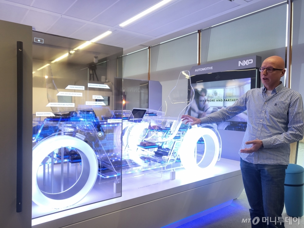  미셸 코렌호프 NXP 반도체 칩 수석디자이너가 8일(현지시간) 네덜란드 에인트호번 본사에서 자사 차량용 반도체에 대해 설명하고 있다. /사진=정혜인 기자 