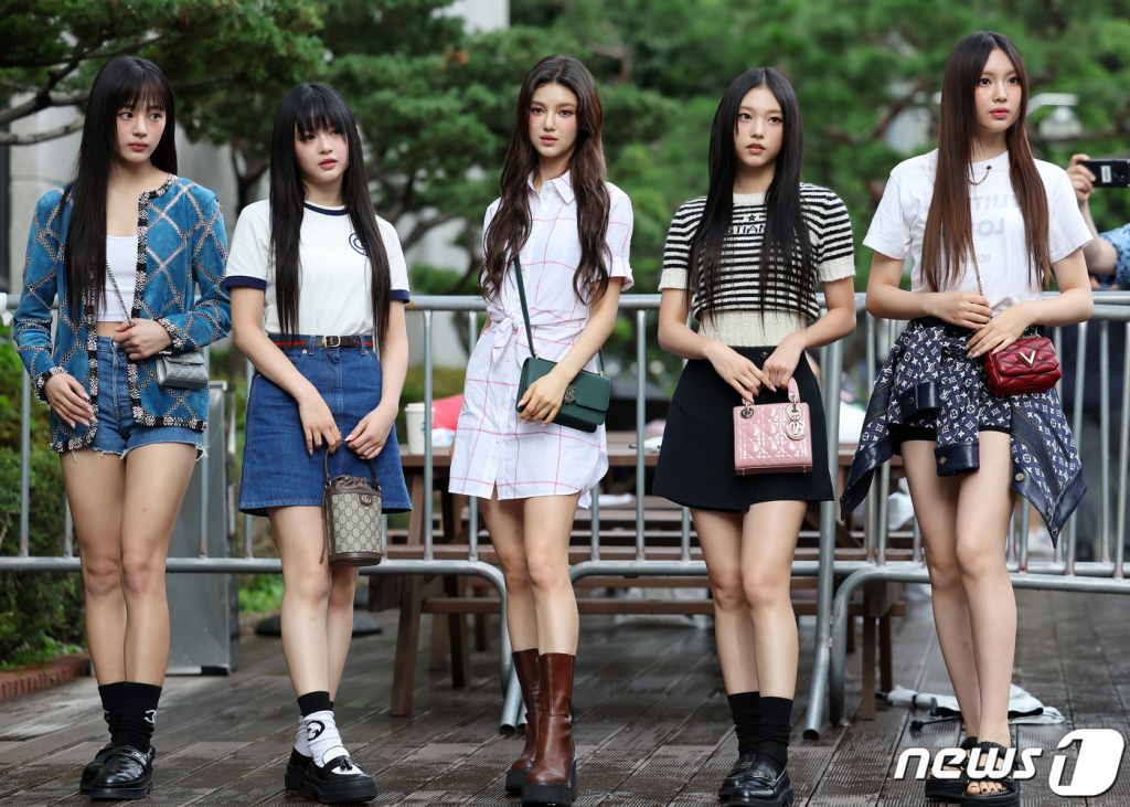 (서울=뉴스1) 김진환 기자 = 뉴진스가 25일 오전 서울 영등포구 KBS에서 열린 ‘뮤직뱅크’ 녹화에 참석하고 있다. 2023.8.25/뉴스1  Copyright © 뉴스1. All rights reserved. 무단 전재 및 재배포 금지.