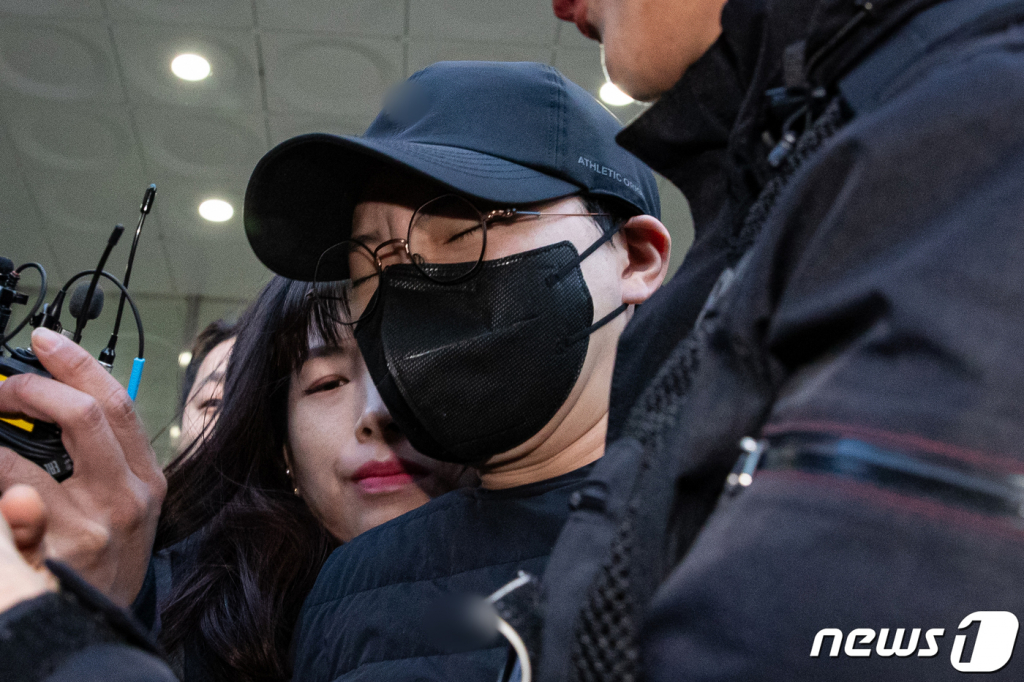 (서울=뉴스1) 유승관 기자 = '재벌 3세'를 사칭하며 사기 행각을 벌인 혐의로 구속된 전청조씨(27)가 10일 서울 송파경찰서에서 검찰로 송치되고 있다.  서울송파경찰서는 이날 전 펜싱 국가대표 남현희와 결혼을 발표한 후 특정경제범죄가중처벌법상 사기 혐의로 구속된 전씨를 서울동부지검에 송치했다. 2023.11.10/뉴스1  Copyright © 뉴스1. All rights reserved. 무단 전재 및 재배포,  AI학습 이용 금지.