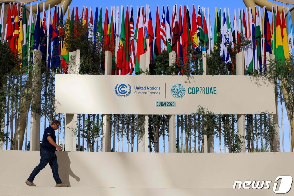 (두바이 AFP=뉴스1) 정지윤 기자 = 아랍에미리트 두바이 엑스포시티에서 열리는 제28차 유엔기후변화협약 당사국 총회(COP28)에 30일 각국의 국기들이 걸려있다. 2023.11.30  ⓒ AFP=뉴스1  Copyright © 뉴스1. All rights reserved. 무단 전재 및 재배포,  AI학습 이용 금지.