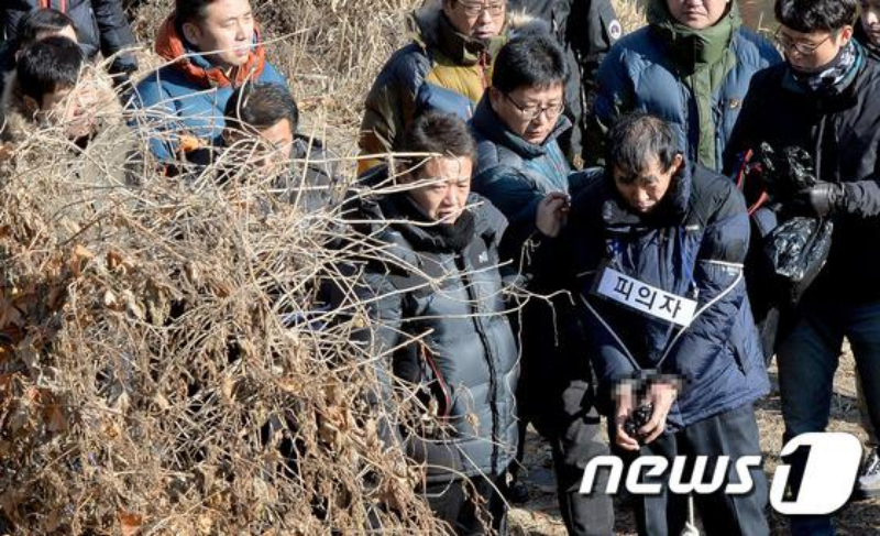 수원 팔달산 토막 살인 피의자 박춘풍이 수원 팔달구 매세교 부근에서 범행과정에 대한 현장검증을 하고 있다. 2014.12.17/사진=뉴스1 