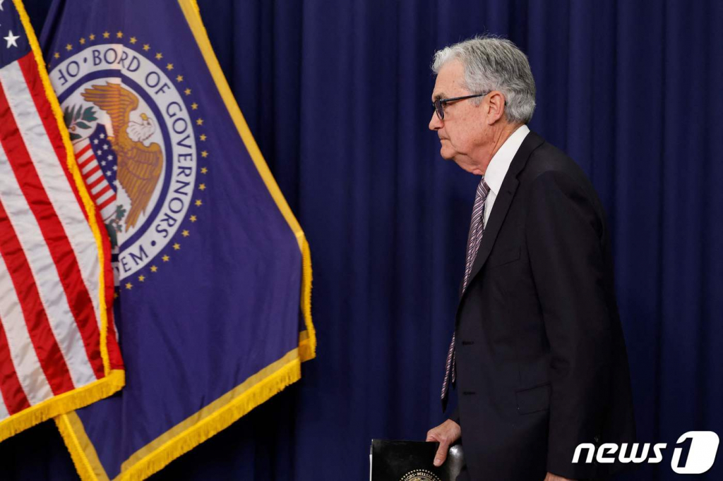 (워싱턴 AFP=뉴스1) 우동명 기자 = 제롬 파월 미국 연방준비제도(Fed·연준) 의장이 3일(현지시간) 워싱턴에서 열린 FOMC 정례회의에서  0.25%p의 금리 인상을 단행한 뒤 기자회견에 도착을 하고 있다.  ⓒ AFP=뉴스1  Copyright © 뉴스1. All rights reserved. 무단 전재 및 재배포 금지.