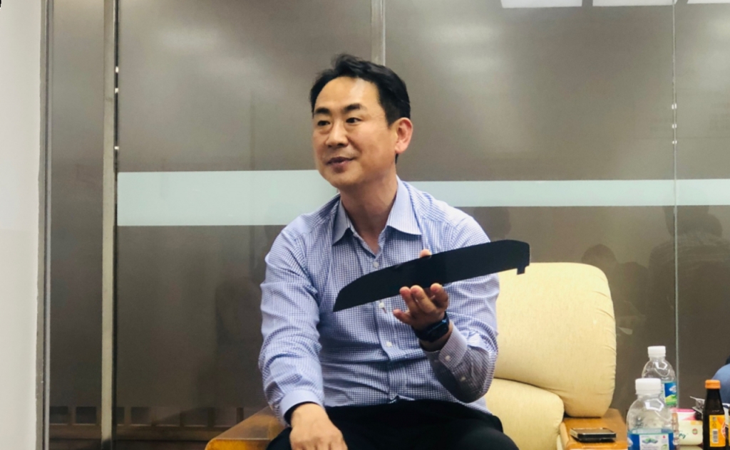 박영근 탑런토탈솔루션 대표가 전장용 P-OLED 알류미늄 플레이트에 대해 설명하고 있다./사진=이재윤 기자