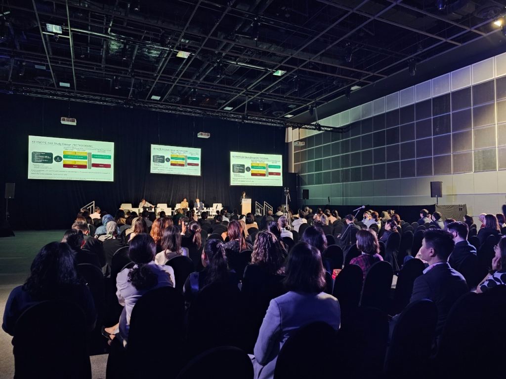 지난 3일(현지 시각) 싱가포르의 선텍(Suntec) 컨벤션&전시센터에서 열린 유럽종양학회 아시아 학술대회(ESMO Asia Congress 2023)에서 'KEYNOTE-522' 연구의 한국인 분석 결과가 공개되고 있다./사진=이창섭 기자