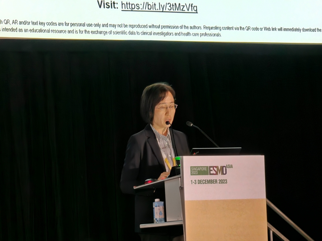 안진희 서울아산병원 종양내과 교수가 지난 3일(현지 시각) 싱가포르의 선텍(Suntec) 컨벤션&전시 센터에서 열린 유럽종양학회 아시아 학술대회(ESMO Asia Congress 2023)에서 'KEYNOTE-522' 연구의 한국인 분석 결과를 발표하고 있다./사진=이창섭 기자