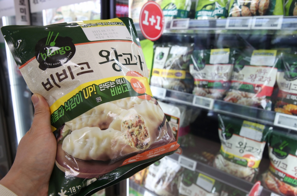 서울의 한 대형마트에 비비고 등 냉동만두 제품이 진열돼 있다. /사진제공=뉴시스
