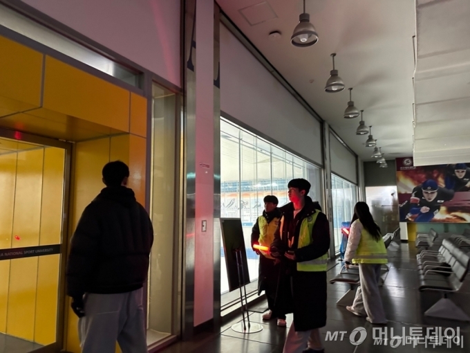 한국체육대학교 대학생 순찰대원들이 학교 내부 건물을 꼼꼼하게 살펴보고 있다. /사진=독자제공