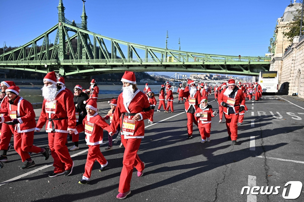(부다페스트 AFP=뉴스1) 최종일 기자 = 3일(현지시간) 헝가리 부다페스트 시내에서 열린 산타클로스 달리기 대회에서 산타클로스 복장을 한 참가자들이 달리기를 하고 있다. 2023.12.03 ⓒ AFP=뉴스1 Copyright © 뉴스1. All rights reserved. 무단 전재 및 재배포, AI학습 이용 금지.