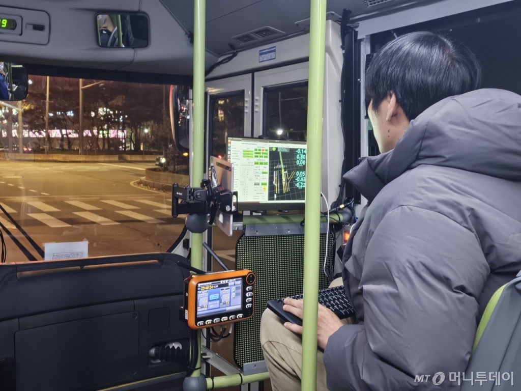 4일 밤 11시49분쯤 서울 종로구 종로4가를 지나는 '심야A21' 버스 내부 모습. 승차용 출입문 바로 앞에는 오퍼레이터가 앉아있다. 버스에 달린 센서 9개가 실시간 도로 정보 등을 수집해 모니터링으로 전송하면 오퍼레이터가 이를 먼저 인지하고 특이사항 등을 운전자에게 전달한다. 이처럼 자율주행버스에는 오퍼레이터와 안전 상황에 대비하기 위한 운전기사가 항상 있다./사진=이승주 기자