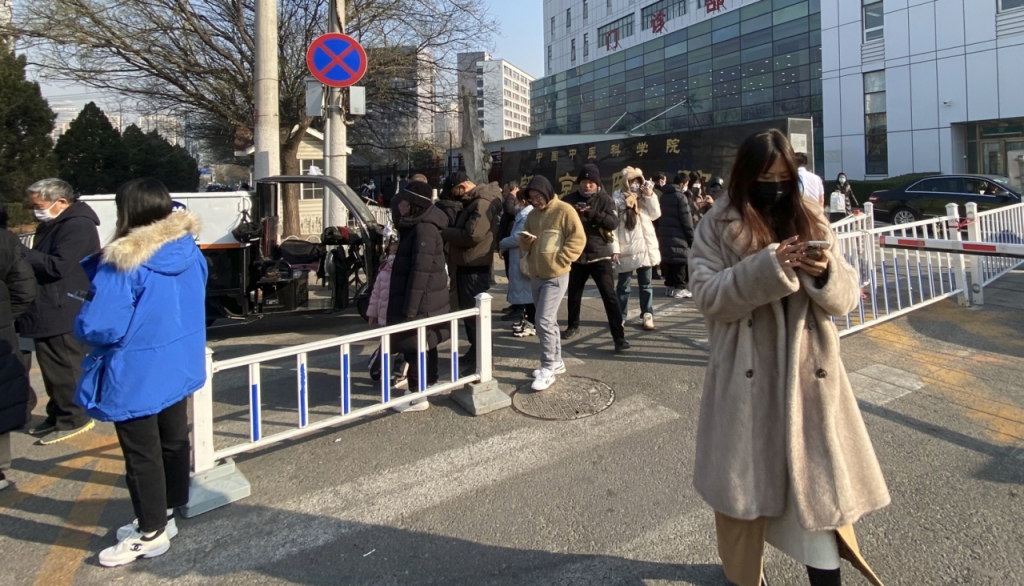 5일 찾은 베이징 시내 한 종합병원 입구는 환자와 보호자들로 북새통이었다./사진=우경희 특파원 
