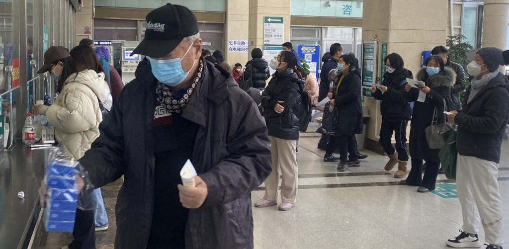 병원 로비에 약을 받기 위해 줄을 선 환자와 보호자들이 가득하다./사진=우경희 특파원 