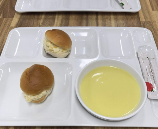 5일 서울 한 경찰서 구내식당이 아침밥으로 제공한 식단. /사진= 직장인 익명 커뮤니티 '블라인드' 갈무리