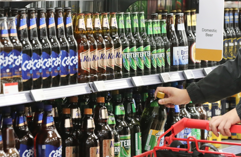 서울 시내 한 대형마트 맥주 진열대에서 소비자가 제품을 고르고 있다. /사진제공=뉴시스