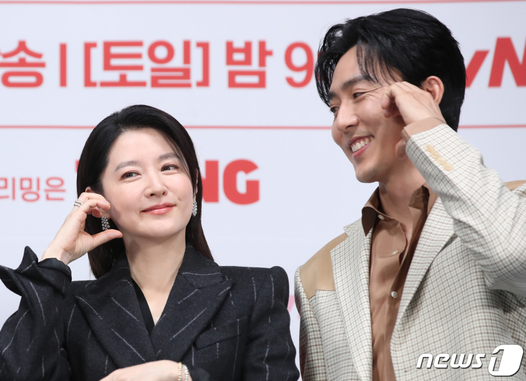 (서울=뉴스1) 권현진 기자 = 배우 이무생(오른쪽)이 6일 서울 구로구 라마다 서울신도림호텔에서 열린 tvN 새 토일드라마 '마에스트라'(감독 김정권) 제작발표회에서 이영애를 바라보고 있다. '마에스트라'는 전 세계 단 5%뿐인 여성 지휘자 마에스트라 천재 혹은 전설이라 불리는 차세음(이영애 분)이 자신의 비밀을 감춘 채 오케스트라를 둘러싼 사건의 진실을 찾아가는 미스터리 드라마다. 2023,12,6/뉴스1 Copyright © 뉴스1. All rights reserved. 무단 전재 및 재배포, AI학습 이용 금지.