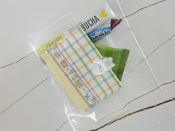 스티커가 잔뜩 붙은 손편지와, 과자와, 카라멜과, 티백으로 그날의 고마움을 전한 초등학생. 보기만해도 몽글몽글해진다./사진=전현서양 제공