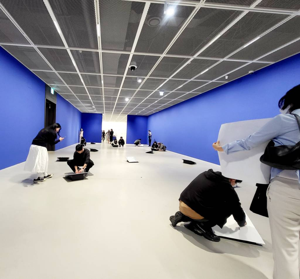 [용인=뉴시스]경기 용인 호암미술관에 방문한 연인들이 '그림 복사' 작업을 하며 즐거워하고 있다.  호암미술관 1·2층 전관에서 '소장품 특별전-자연/스럽게'를 개최, 국내외 작가 5명의 조각, 사진, 영상, 설치 등 총 6점을 전시하고 있다.  전시 작품 중 리크리트 티라바니자의 '무제 2020(정물) 연작'(2023)은 지구상에서 사라진 동물 20종을 알루미늄 판에 새긴 작품전으로 관람객이 작품을 떠볼 수 있는 체험전이다. 내년 1월12일까지 열린다. 2023.11.01.