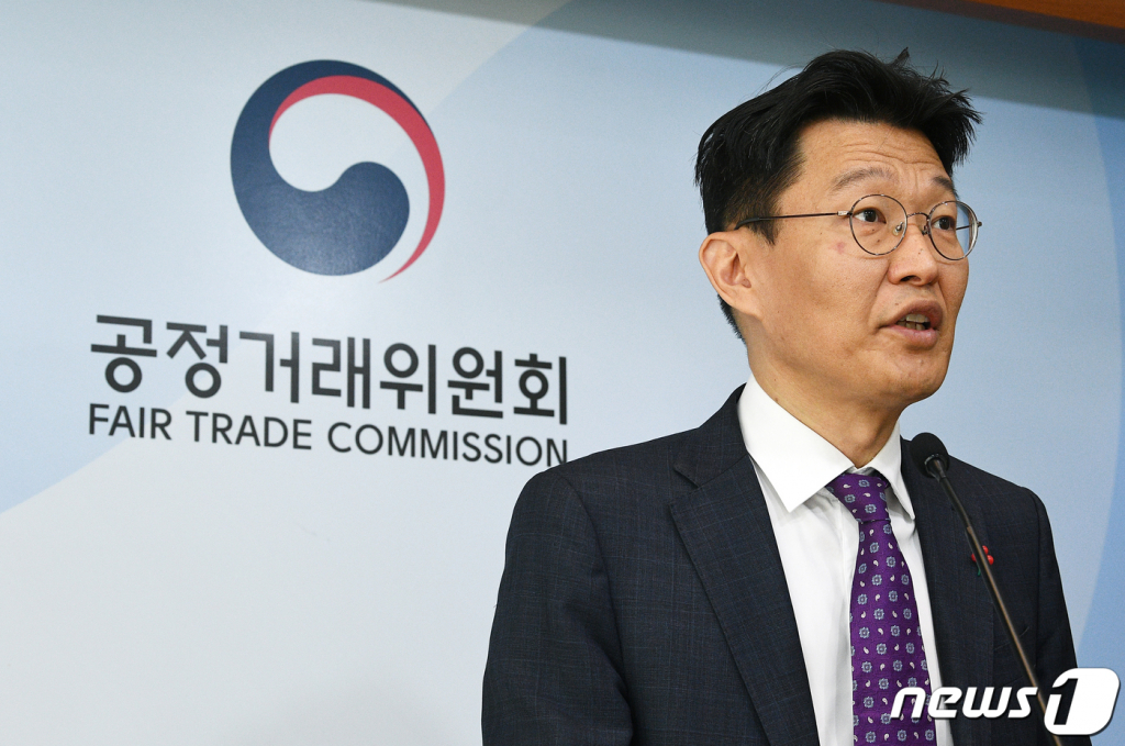 (세종=뉴스1) 김기남 기자 = 김문식 공정거래위원회 기업거래결함심사국장이 7일 오전 세종시 정부세종청사에서 (주)씨제이올리브영의 대규모유통업법 위반행위 제재 결과를 발표하고 있다.2023.12.7/뉴스1  Copyright © 뉴스1. All rights reserved. 무단 전재 및 재배포,  AI학습 이용 금지.