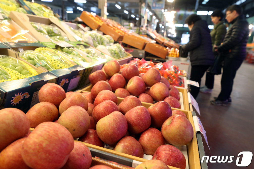 (서울=뉴스1) 이승배 기자 = 26일 한국농수산식품유통공사(aT) 농산물유통정보에 따르면 지난 24일 기준 감귤(노지) 소매가는 10개 3,564원으로, 전년 대비 3,141원보다 13.5% 오른 것으로 나타났다. 이어 사과(후지·상품) 가격은 10개에 2만8,442원으로 전년 대비 27.1%, 단감(상품)은 10개에 1만6,354원으로 전년 대비 46.5% 올랐다.  26일 서울 마포구 농수산물 시장에 사과를 비롯한 과일들이 진열돼 있다. 2023.11.26/뉴스1  Copyright © 뉴스1. All rights reserved. 무단 전재 및 재배포,  AI학습 이용 금지.