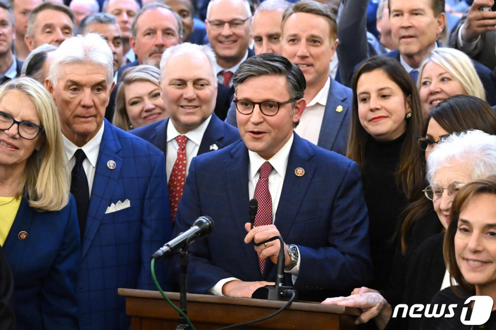 (워싱턴 AFP=뉴스1) 우동명 기자 = 마이크 존슨 미국 하원 의원이 24일 (현지시간) 공화당의 네 번째 하원의장 후보로 선출된 뒤 워싱턴 의사당에서 발언을 하고 있다. 2023.10.25  ⓒ AFP=뉴스1  Copyright © 뉴스1. All rights reserved. 무단 전재 및 재배포,  AI학습 이용 금지.