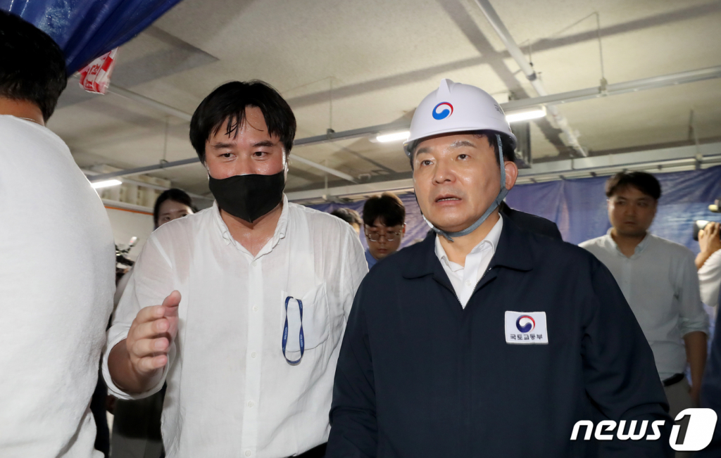 (파주=뉴스1) 장수영 기자 = 원희룡 국토교통부 장관이 6일 오후 경기 파주시 운정신도시에 위치한 LH 아파트 무량판 철근 누락 보강공사 현장을 점검하고 있다. 2023.8.6/뉴스1  Copyright © 뉴스1. All rights reserved. 무단 전재 및 재배포 금지.