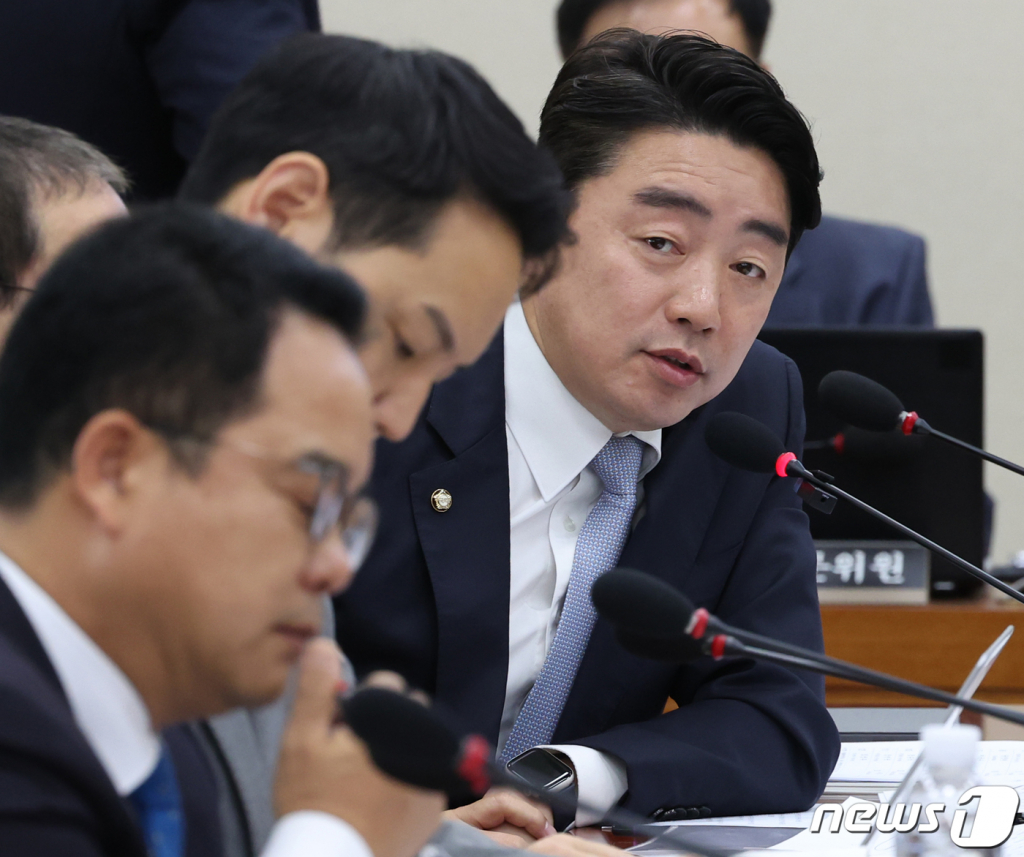 (서울=뉴스1) 송원영 기자 = 강훈식 더불어민주당 의원이 24일 서울 여의도 국회에서 열린 정무위원회의 예금보험공사, 한국자산관리공사, 한국주택금융공사 등에 대한 국정감사에서  질의를 하고 있다. 2023.10.24/뉴스1  Copyright © 뉴스1. All rights reserved. 무단 전재 및 재배포,  AI학습 이용 금지.