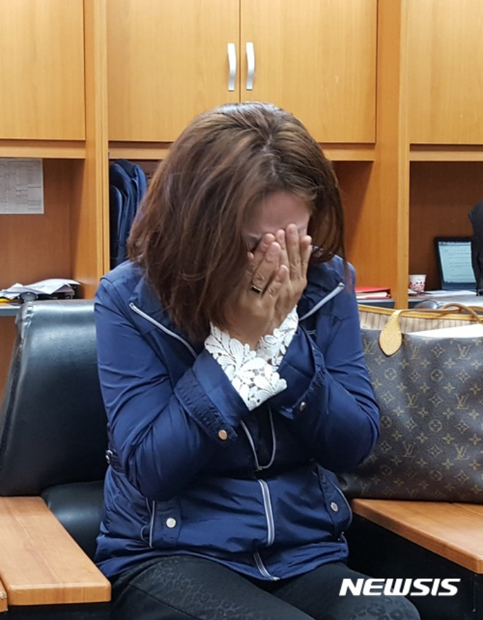 일본 야스쿠니 신사에 폭발물을 설치해 도쿄교도소에 수감 중인 전모(29)씨를 한국으로 이감해 달라고 호소하는 모친. /사진=뉴시 DB