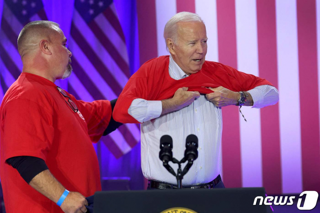 (벨베디어 AFP=뉴스1) 우동명 기자 = 조 바이든 미국 대통령이 9일(현지시간) 일리노이주 벨베디어에서 열린 전미자동차노조(UAW) 행사에 도착해 붉은색 UAW 셔츠로 갈아 입고 있다. 2023.11.10  ⓒ AFP=뉴스1  Copyright © 뉴스1. All rights reserved. 무단 전재 및 재배포,  AI학습 이용 금지.