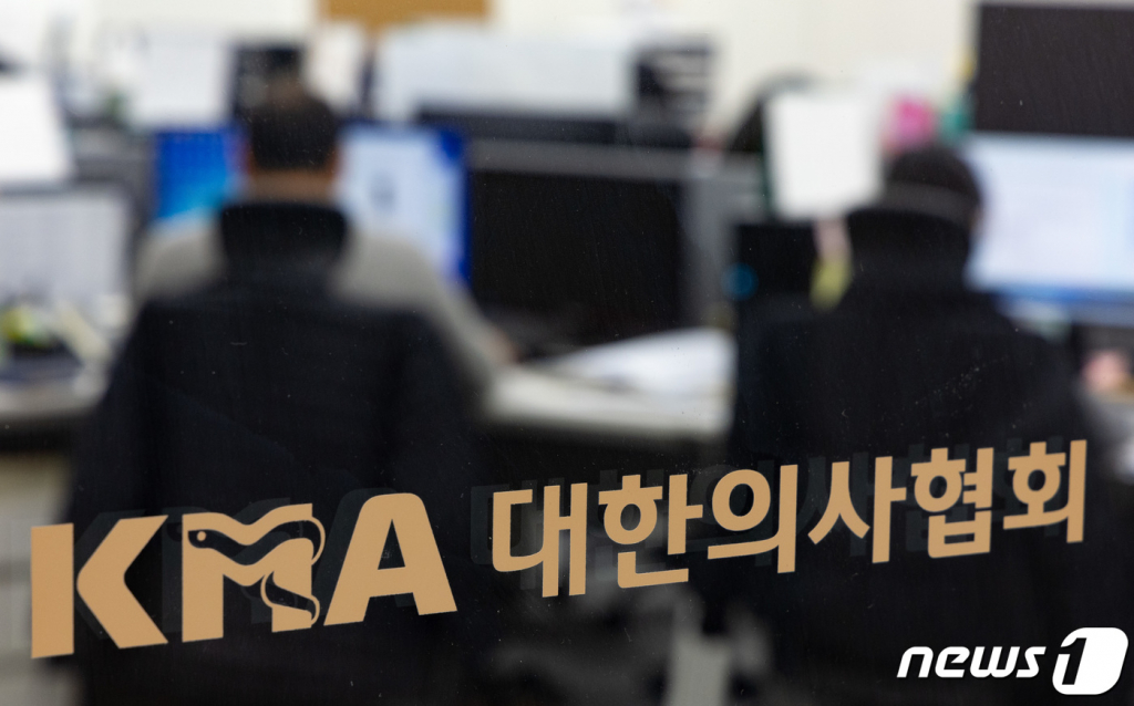 (서울=뉴스1) 이재명 기자 = 의대증원 방침에 반발하는 대한의사협회가 모든 회원을 대상으로 '파업' 찬반투표에 나선 11일 오전 서울 용산구 의사협회에서 직원들이 업무를 보고 있다.   이번 투표는 오는 17일까지 진행되며 결과는 공개하지 않는다. 2023.12.11/뉴스1  Copyright © 뉴스1. All rights reserved. 무단 전재 및 재배포,  AI학습 이용 금지.