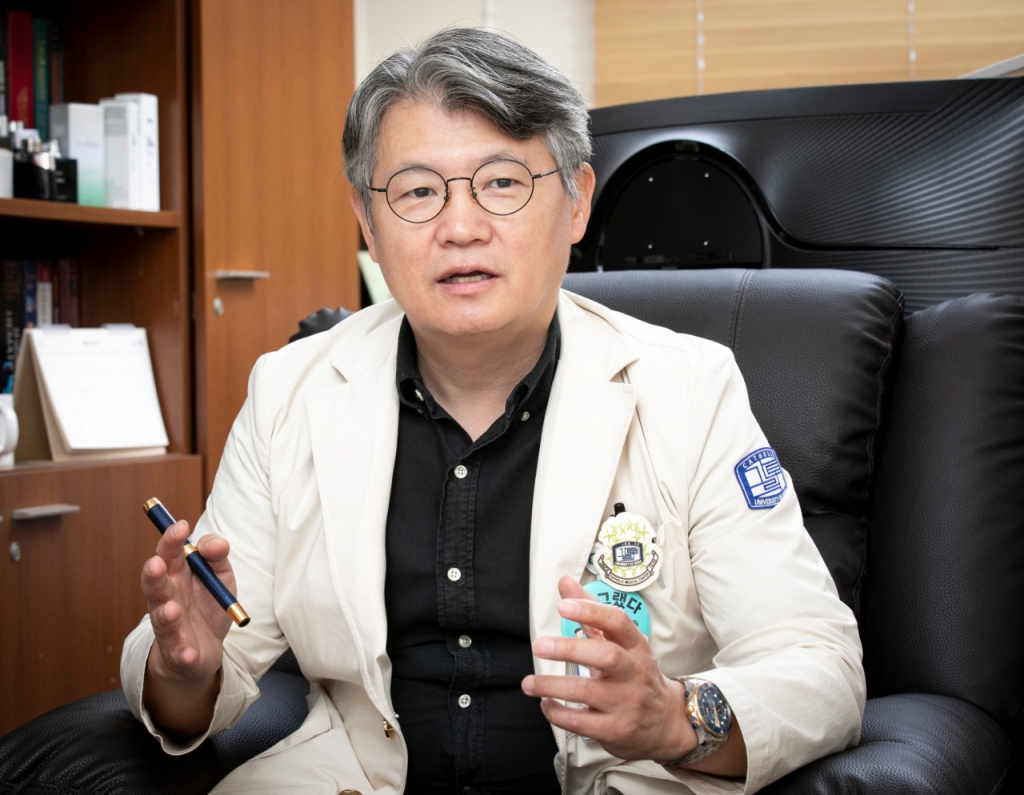 엄기성 서울성모병원 혈액내과 교수가 머니투데이와 만나 DLBCL 1차 치료제 '폴라이비'의 효능과 급여 적용 필요성에 대해서 얘기하고 있다./사진=이창섭 기자