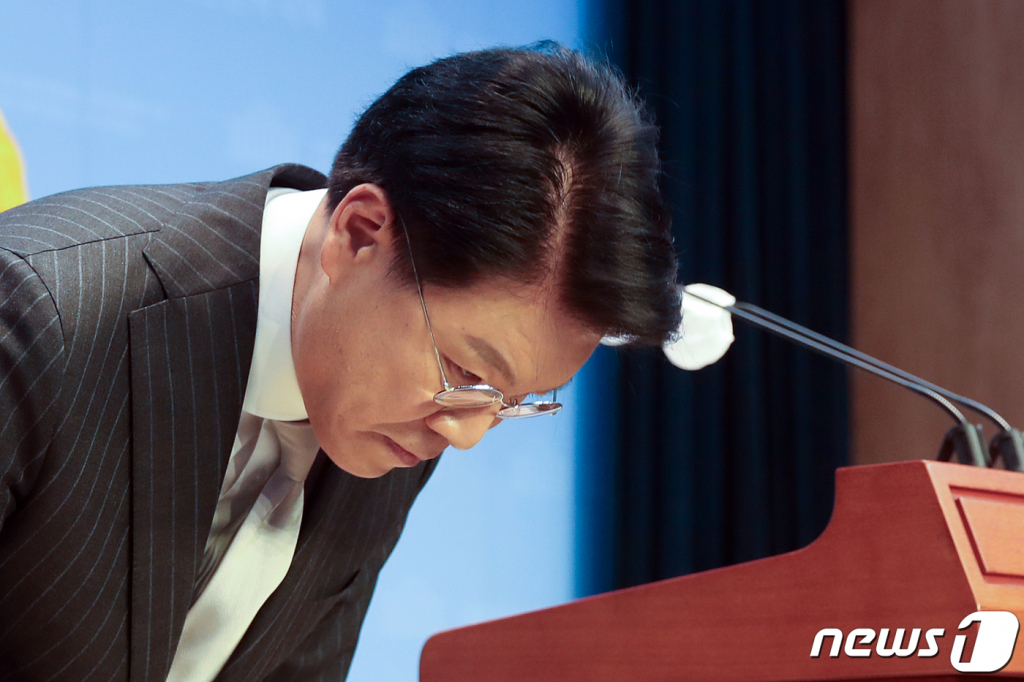(서울=뉴스1) 이승배 기자 = 장제원 국민의힘 의원이 12일 오전 서울 여의도 국회에서 내년 제22대 국회의원 선거 불출마 선언 기자회견을 하기에 앞서 인사하고 있다. 2023.12.12/뉴스1  Copyright © 뉴스1. All rights reserved. 무단 전재 및 재배포,  AI학습 이용 금지.