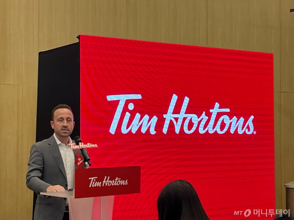 캐나다 커피 브랜드 ‘팀홀튼(Tim Hortons)’이 오는 14일 서울 강남구 신논현역 인근에 1호 매장을 연다. 라파엘 오도리지 RBI그룹 APAC 사장이 12일 미디어 세션에서 팀홀튼 한국 진출 배경에 대해 설명하고 있다./사진=유예림 기자