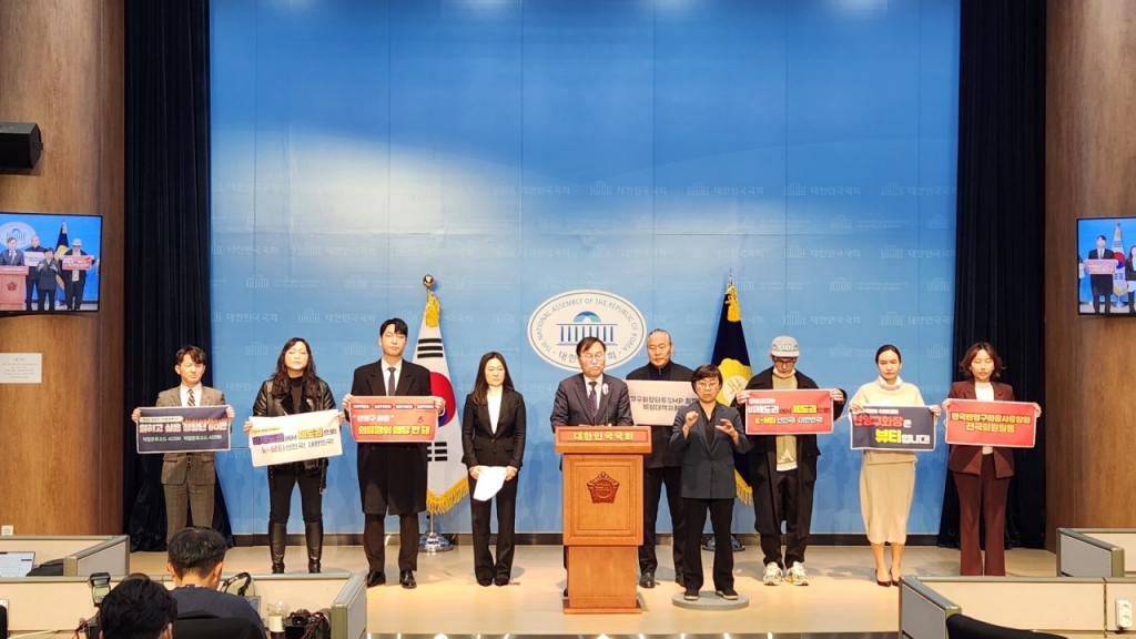 홍석준(왼쪽 5번째) 국민의힘 의원과 윤일향(왼쪽 4번째) 한국반영구화장사중앙회장 등 반영구화장 관련 단체장들이 반영구화장에 대해 우선적으로라도 합법화해야 한다고 국회에 촉구했다./사진=홍석준 의원실