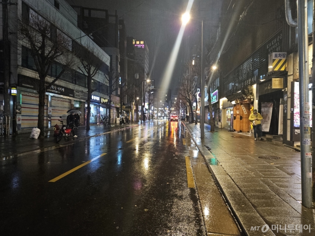 지난 11일 오후 6시30분쯤 서울지하철 5호선 종로3가역 5번 출구 인근 종로 포차 거리 일대가 텅 비어있다. '바가지 물가 논란' 이후 노점상들이 자발적으로 영업 정지 결단을 내렸기 때문이다./사진=박상혁 기자