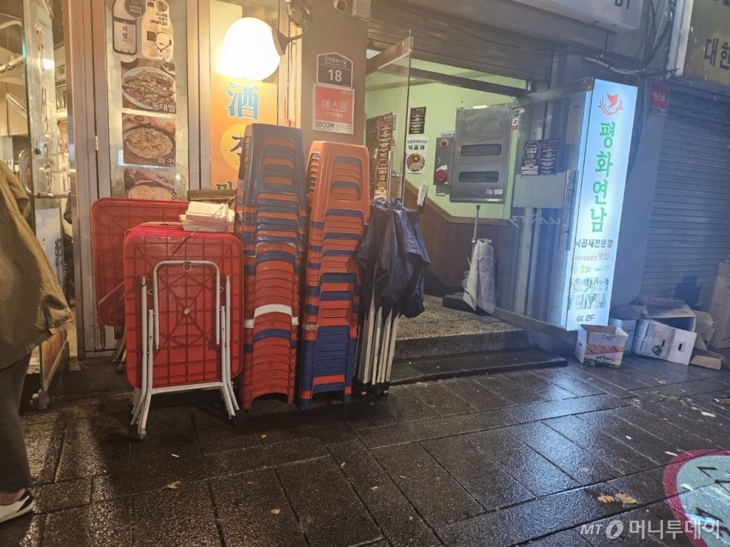 젊은이들 사이 입소문을 타며 핫플레이스로 떠오른 포차 거리지만 지난 11일 문을 연 5개 포차 안에는 노인들 서너명이 자리를 채우고 있을 뿐이었다. 포차 거리에서는 노점상 외에도 식당에서 야외 테이블을 꺼내 장사를 하지만 이날 야외 테이블과 플라스틱 의자들은 식당 앞이나 내부에 가지런히 정리된 채 쌓여 있었다. /사진=박상혁 기자