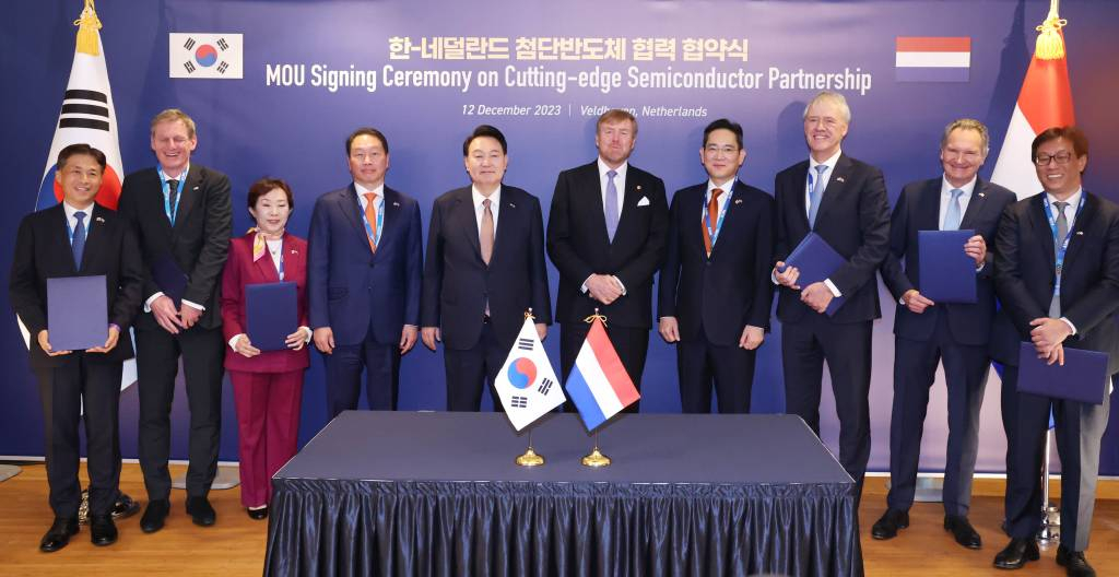 [벨트호벤=뉴시스] 조수정 기자 = 네덜란드를 국빈 방문한 윤석열 대통령과 빌럼 알렉산더르 국왕이 12일(현지시간) 벨트호벤 반도체장비 생산기업 기업인 ASML 본사에서 열린 한-네덜란드 정부 및 기업간 MOU 체결식을 마친 뒤 이재용 삼성전자 회장, 최태원 SK 회장, 피터 베닝크 ASML 회장 및 한국과 네덜란드 첨단 반도체 아카데미 협력 지원 지지문서 참석 업체 대표자들과 기념촬영을 하고 있다. 2023.12.12.