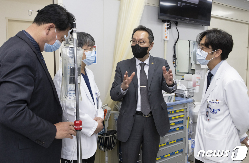 (서울=뉴스1) = 박민수 보건복지부 제2차관이 13일 서울 종로구 서울대병원 응급의료 현장을 찾아 의료진과 대화하고 있다. (보건복지부 제공) 2023.4.13/뉴스1  Copyright © 뉴스1. All rights reserved. 무단 전재 및 재배포 금지.