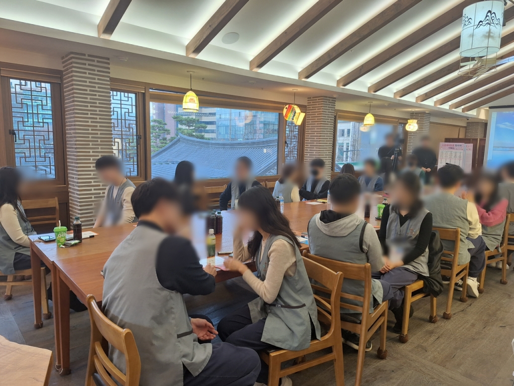 지난 9일 서울 종로구의 조계사. 레이크레이션 강사 주도로 '소울메이트를 찾아 TMI 토크'가 진행되자 참가자들끼리 자연스럽게 대화를 주고 받고 있다./ 사진=김지은 기자