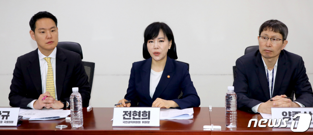 (서울=뉴스1) = 전현희 국민권익위원장이 27일 서울 여의도 국회의원회관에서 열린 '제주 택배비 부담 경감을 위한 점검 회의'에서 발언하고 있다.   왼쪽부터 김한규 의원, 전현희 위원장, 양종삼 권익개선정책국장. (국민권익위원회 제공) 2023.4.27/뉴스1  Copyright © 뉴스1. All rights reserved. 무단 전재 및 재배포 금지.