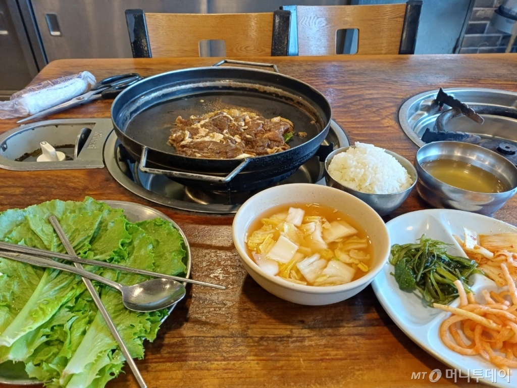  서울 광진구 자양동의 한 유명 기사식당의 1만원짜리 돼지불백 한상/사진=오석진 기자